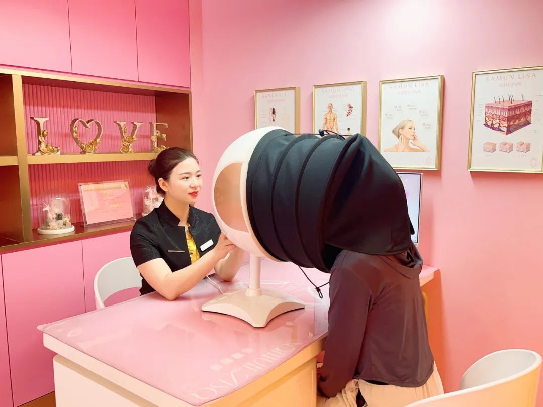 以专业唤醒内在之美——记莎蔓莉莎长沙鑫融国际店总彭娟获赠锦旗
